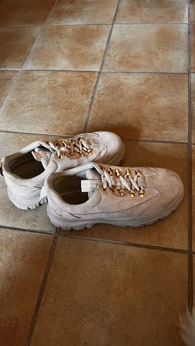 Buty sportowe, zamszowe.