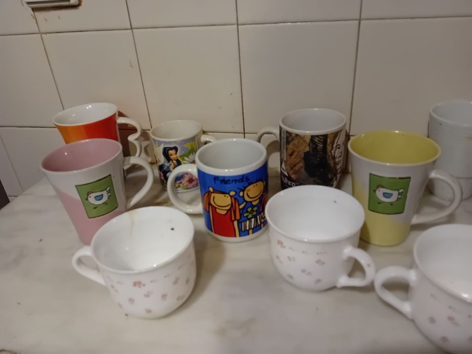Conjunto de Canecas e Chávenas Diversas