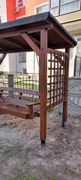 Нова дерев'яна садова качеля, садова гойдалка