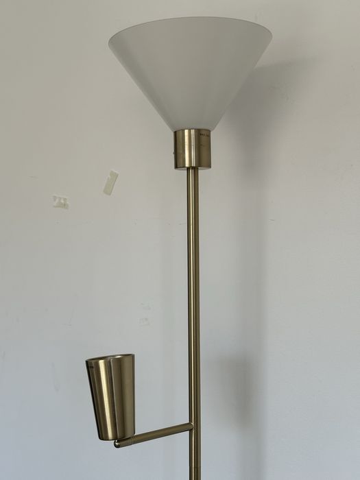 Candeeiro de pé em metal dourado