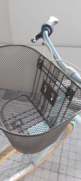 Bicicleta com cesto.
