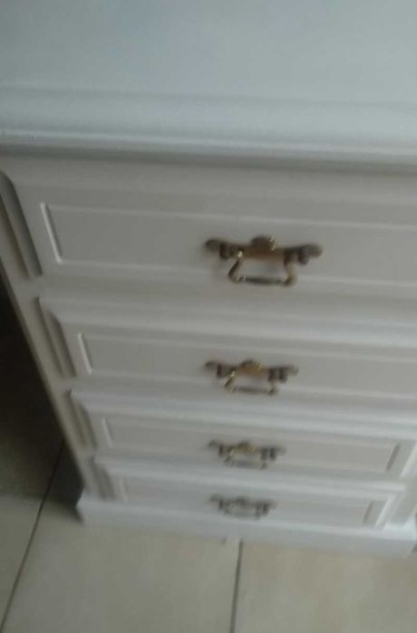Mesas de cabeceira,pintadas a branco