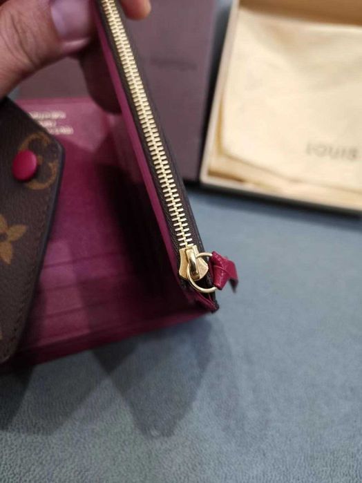 Portfel Louis Vuitton z nadrukiem w stylu vintage z czerwoną klamrą