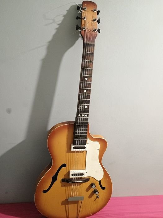 Електрогітара фабрики Луначарського