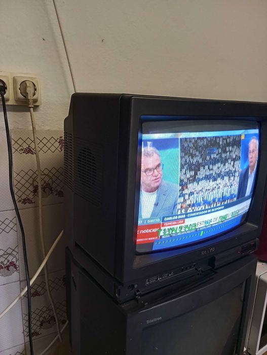 Televisão pequena de 37 cm