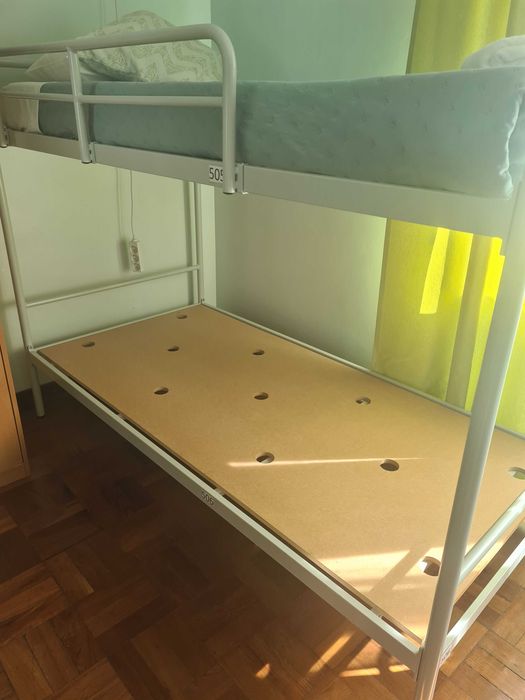 Camas em beliches sem colchão