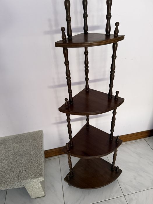 Estante de canto em madeira
