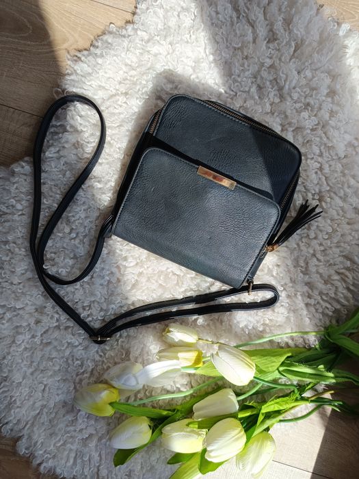 czarna torebka mohito z regulowanym paskiem ze złotymi dodatkami l