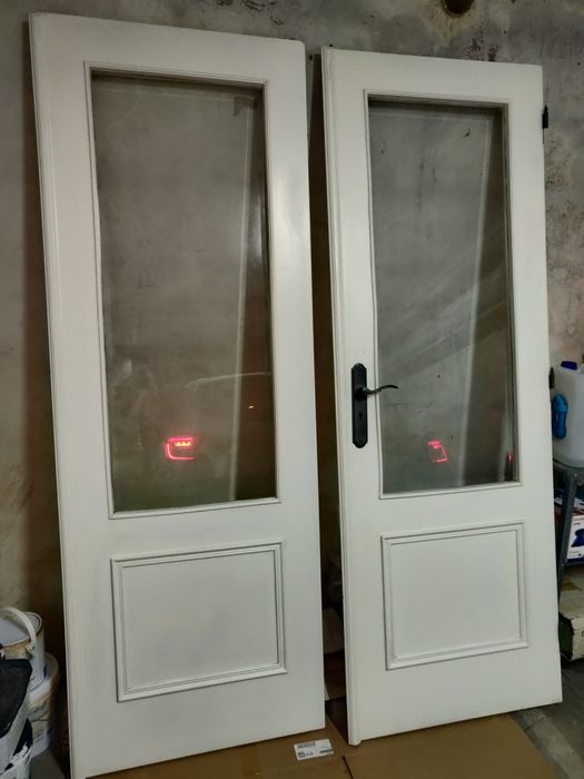 Portas de cozinha brancas com janela
