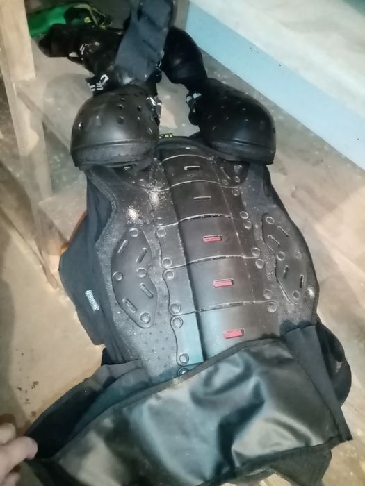 Equipamento btt/dh colete e joelheiras