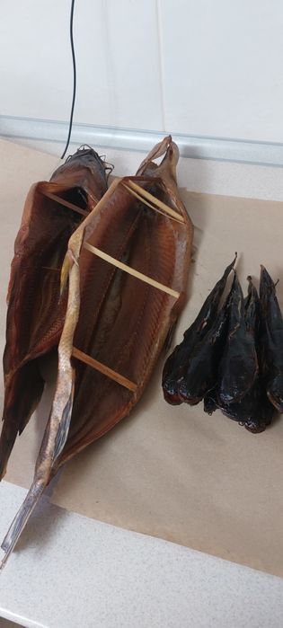 Печена риба на соломі. Риба з печі. Карась м'який.