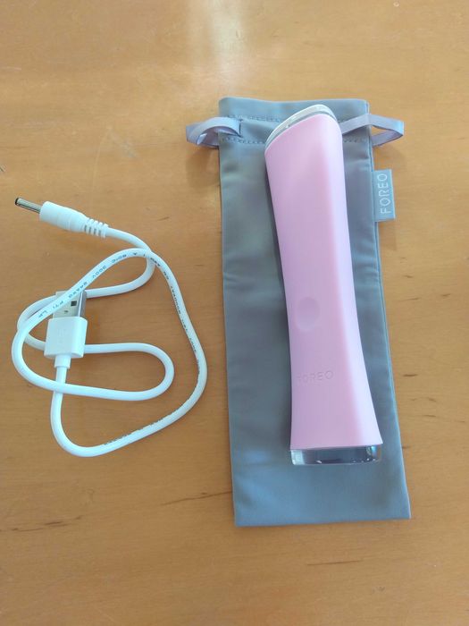 FOREO ESPADA urządzenie z niebieskim światłem do walki trądzikiem