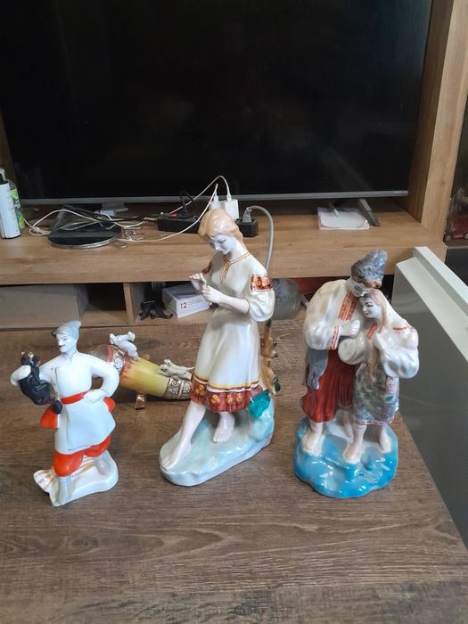 Продам фарфорові статуетки