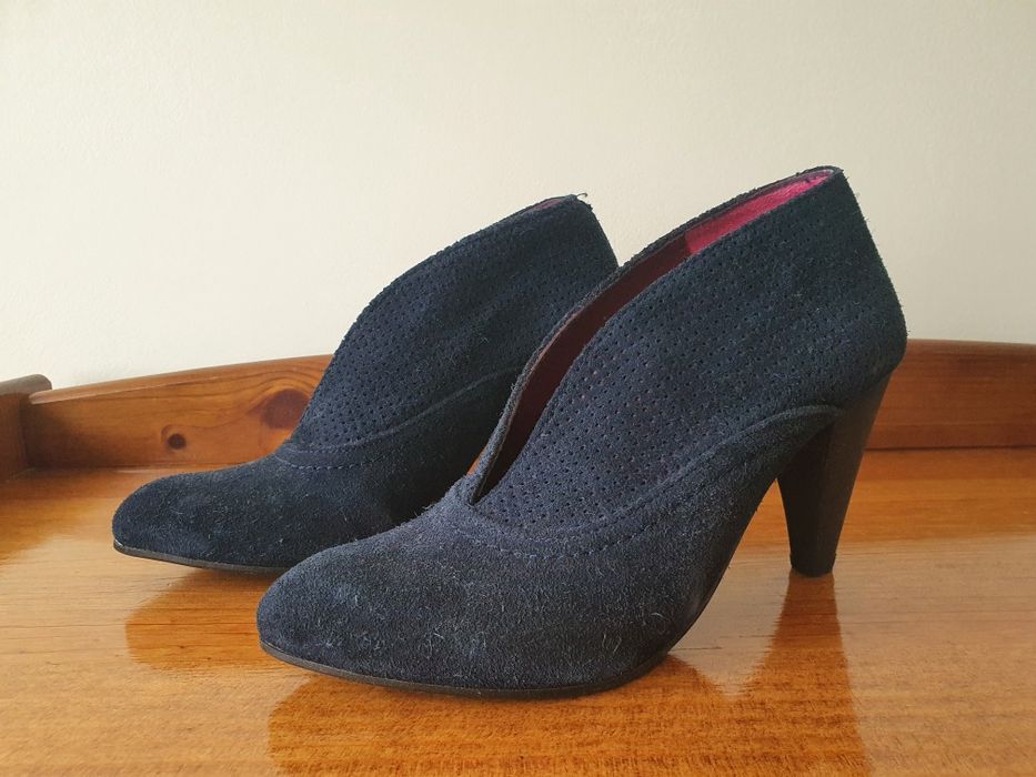 Sapatos de camursa azul escuro