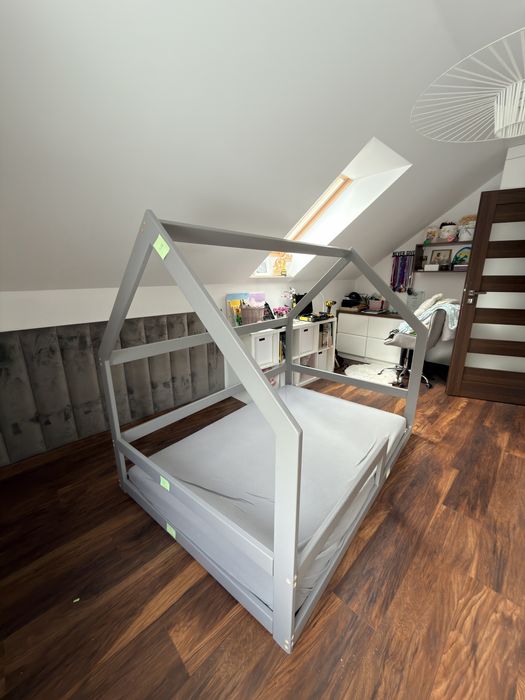 Łóżko domek dziecięce 130x180 – solidne, komplet z materacem