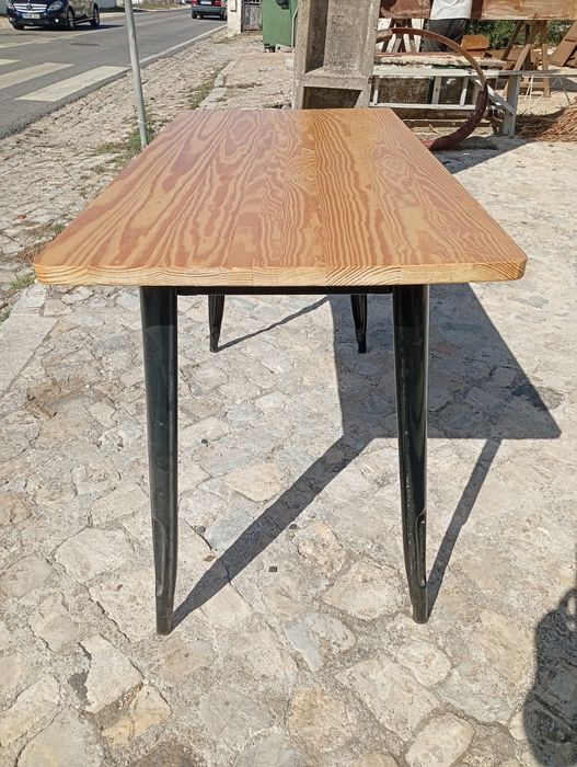 Mesa com pés em ferro e tampo em madeira