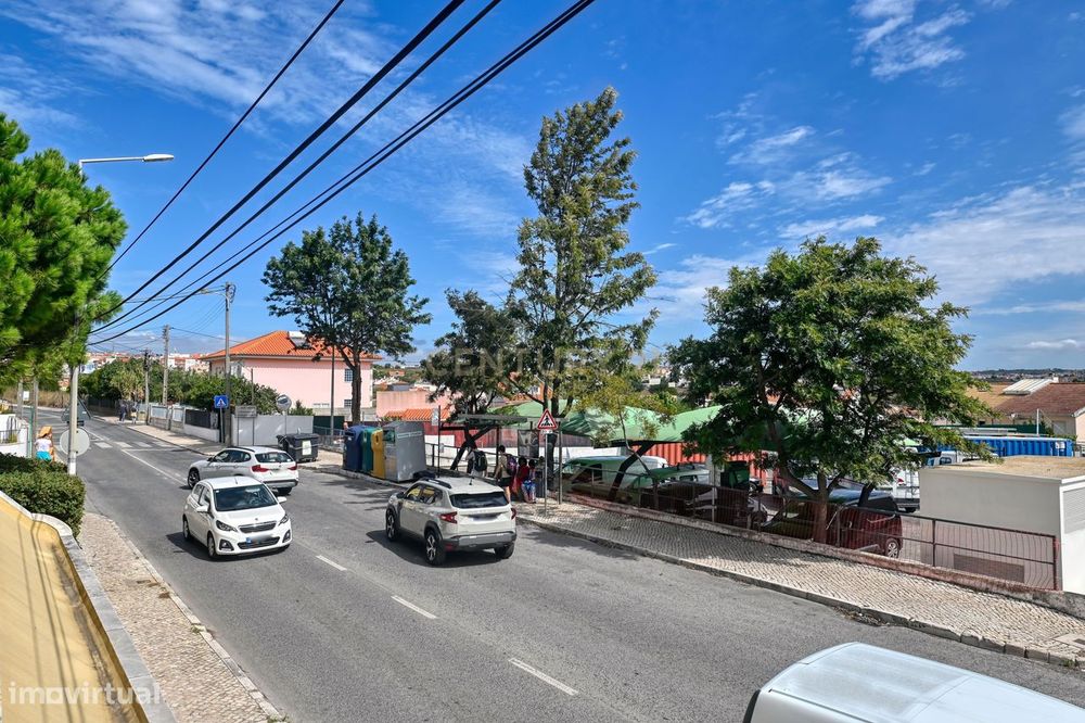 Apartamento T2 com garagem à venda no Arneiro freguesia de Carcavelos