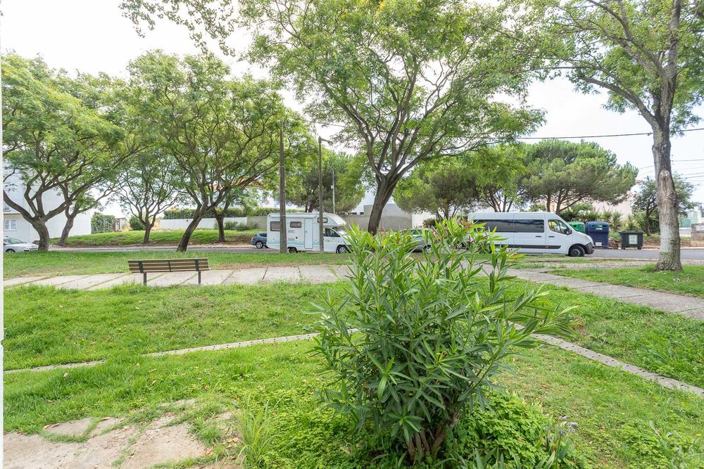 apartamento T2, em R/C, com 80m2 de ABP + 6m2 de área dependente (arrecadação) em Trajouce, São Domingos de Rana