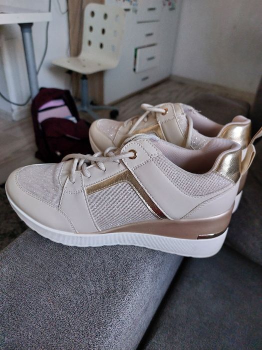 Buty na podwyższeniu