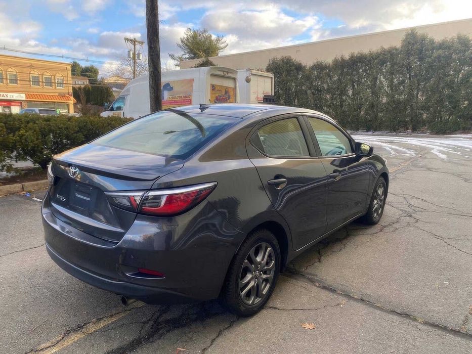 Toyota Yaris LE      2020