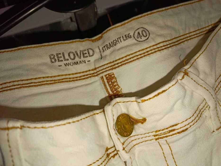 Beloved: białe jeansy straight 44
