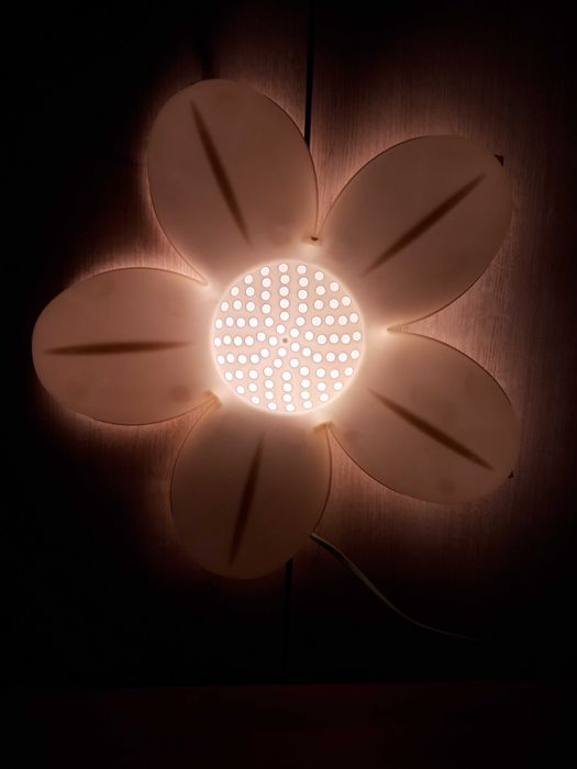 Dziecięca lampa ścienna LED – biały kwiatek