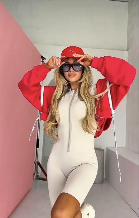 Beżowy kombinezon krótki lycra modelujący na zamek Millgaro 36 S hit
