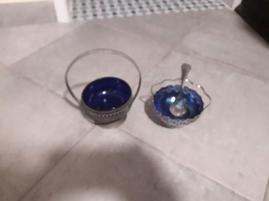 Duas peças em vidro e metal