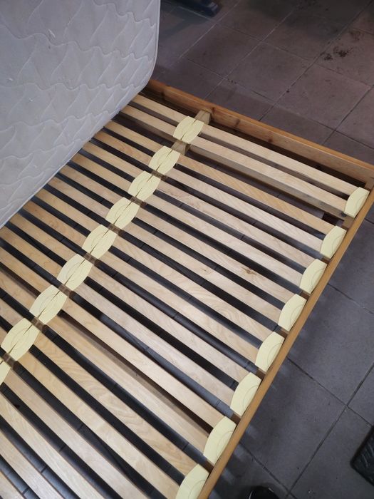 Cama e colchão ikea