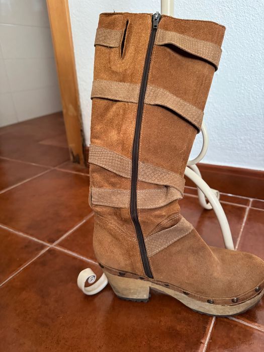 Botas com sola de madeira