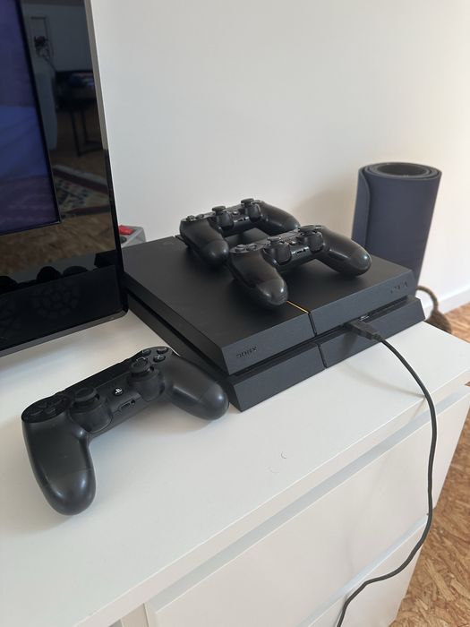 PS4 Original com 3 comandos e jogos!