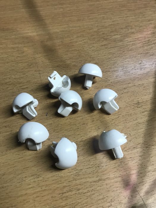 Прдам тримачі скляної полки для  холодильнака Snaige D100.143