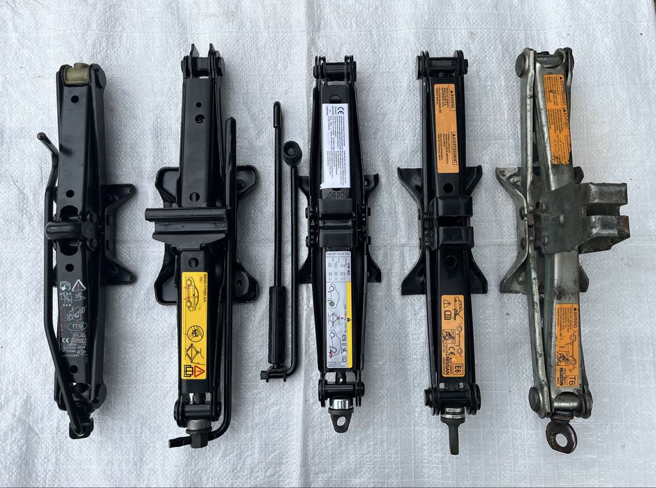 Домкрат автомобильный Крюк буксировочный Ключ балоный Крепеж запаски