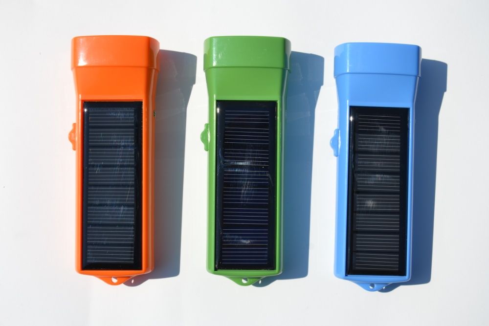 Фонарь. Фонарик на солнечной батареи+зарядное