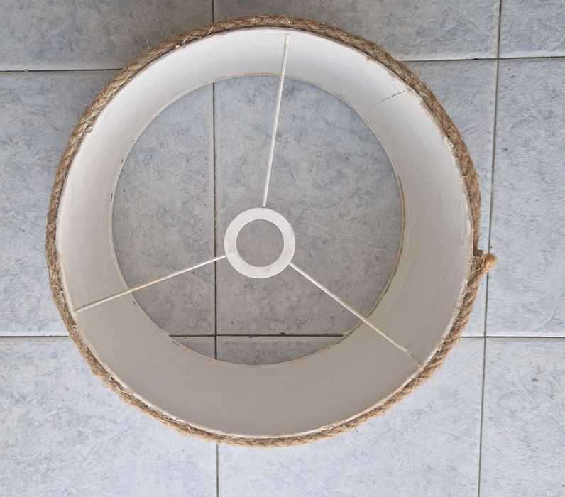 Abajur para candeeiro cor branco e juta