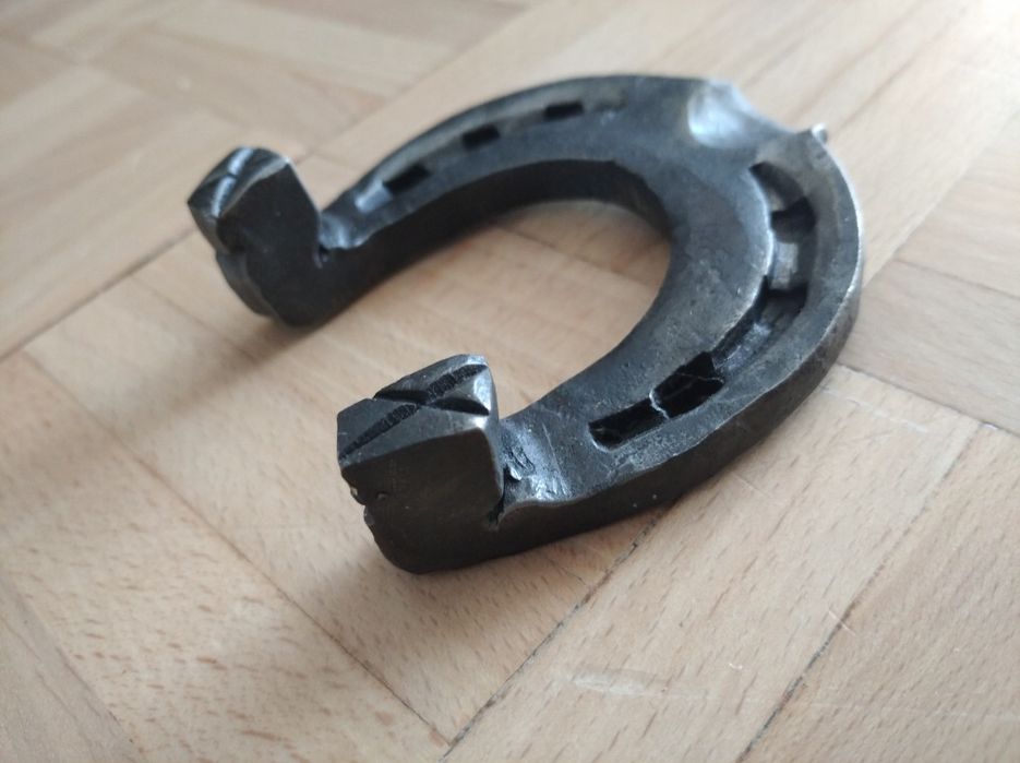 Ręcznie kute podkowy ozdobne