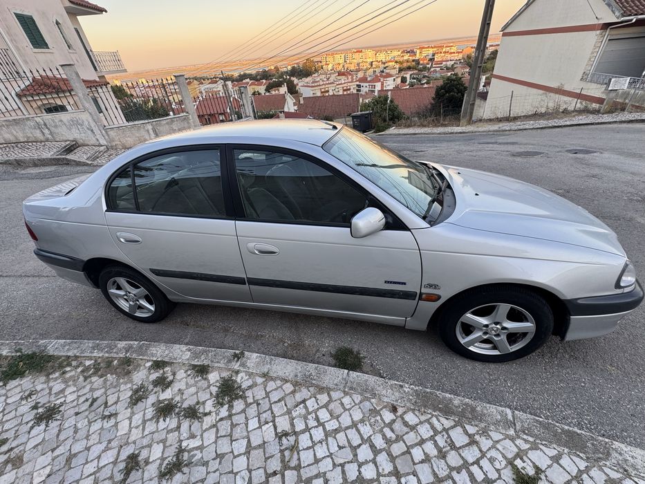Toyota Avensis 2.0 D4-D de 2000, em bom estado de circulação