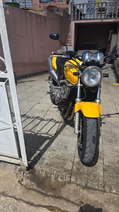 Vendo hornet ano 2000 bem conservada
