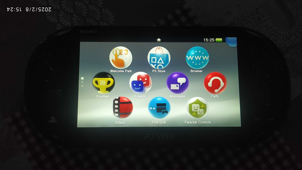 PSVita desbloqueada com extras + carregador + adaptador MicroSD