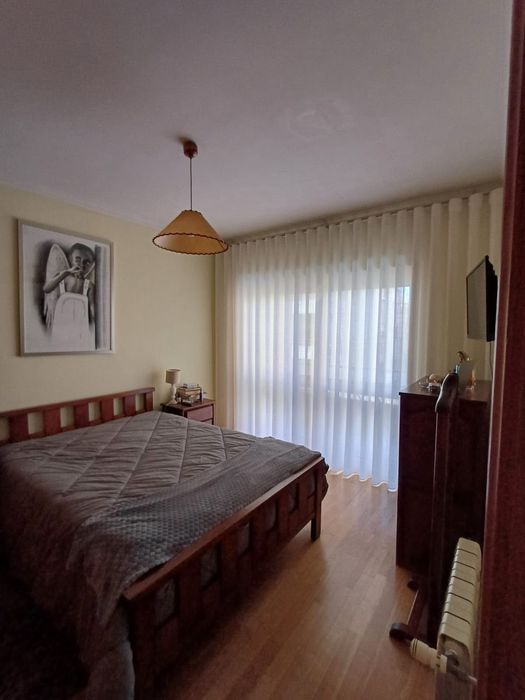 Cama com estrado e colchão