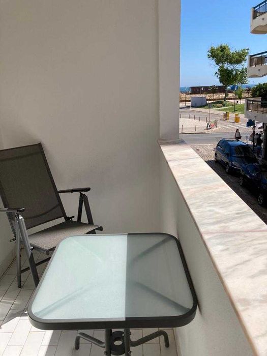 Junto à 1ª linha da praia T2. Terraço privado. A 2 passos da praia