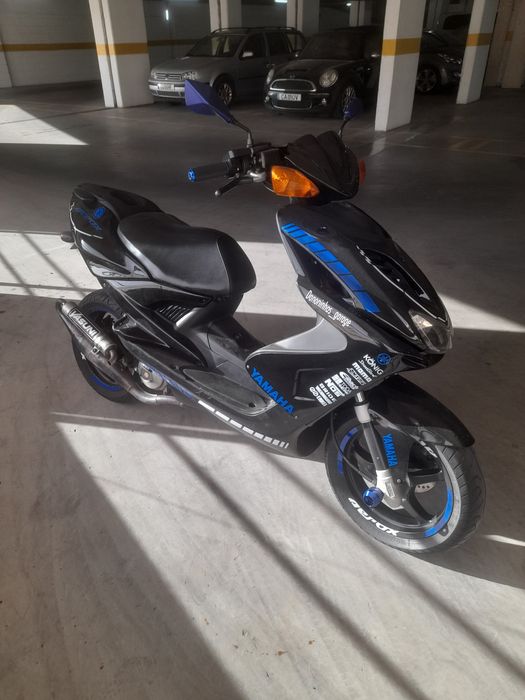 Yamaha aerox 50 carregada de material