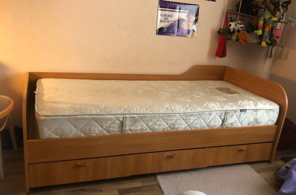 Кровать с матрасом