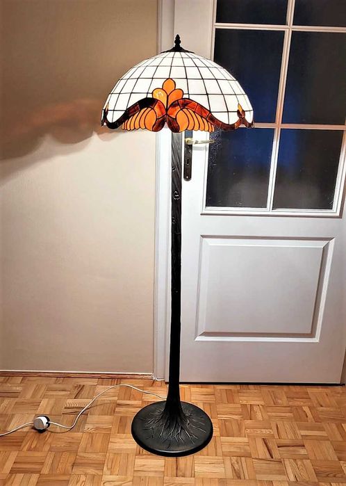 Lampa podłogowa w stylu Tiffany