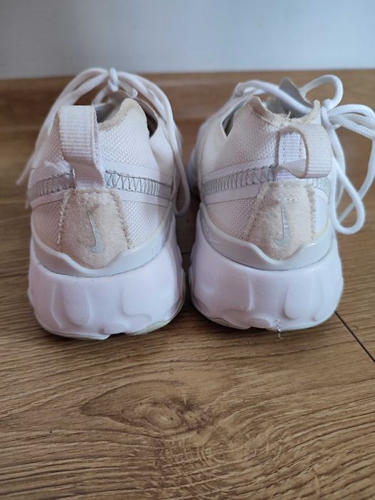 NIKE Renew Lucent białe lekkie sneakersy. Idealne na wiosnę!