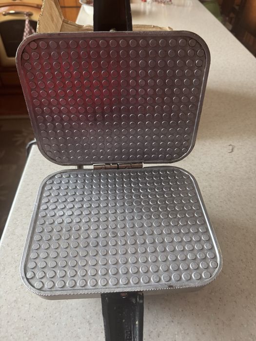 Електрична вафельниця Ласунка, майже нова.