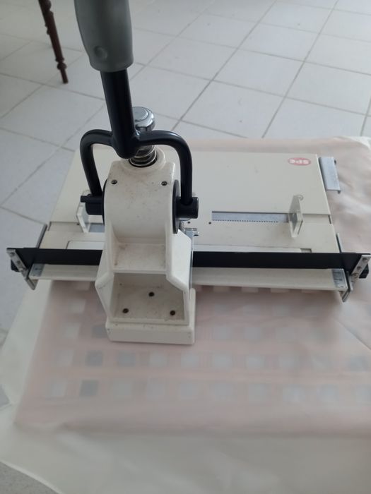 Furador profissional SPC Filepecker IX - até 300 folhas  manual