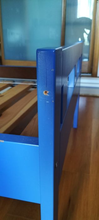 Cama de criança azul com estrado
