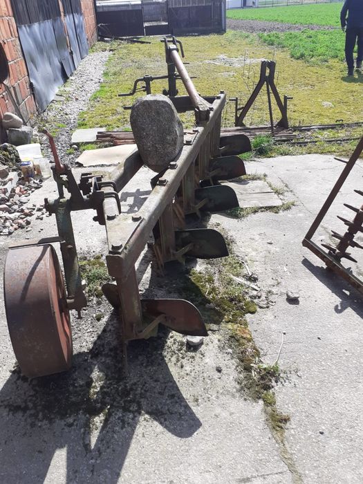 Pług pięcio-skibowy