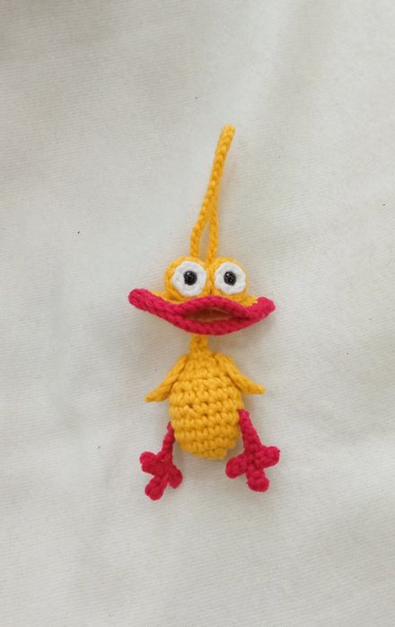 Śmieszna kaczka wykonana na szydełku, brelok